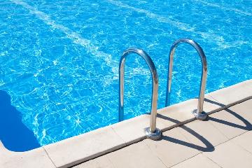 Chlorine free pool maintenance